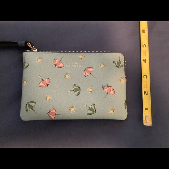 💙 EUC 💙 COACH Corner Zip Coin Case or Wristlet Blue Beach Umbrella Design⛱⛱ - Picture 3 of 7
